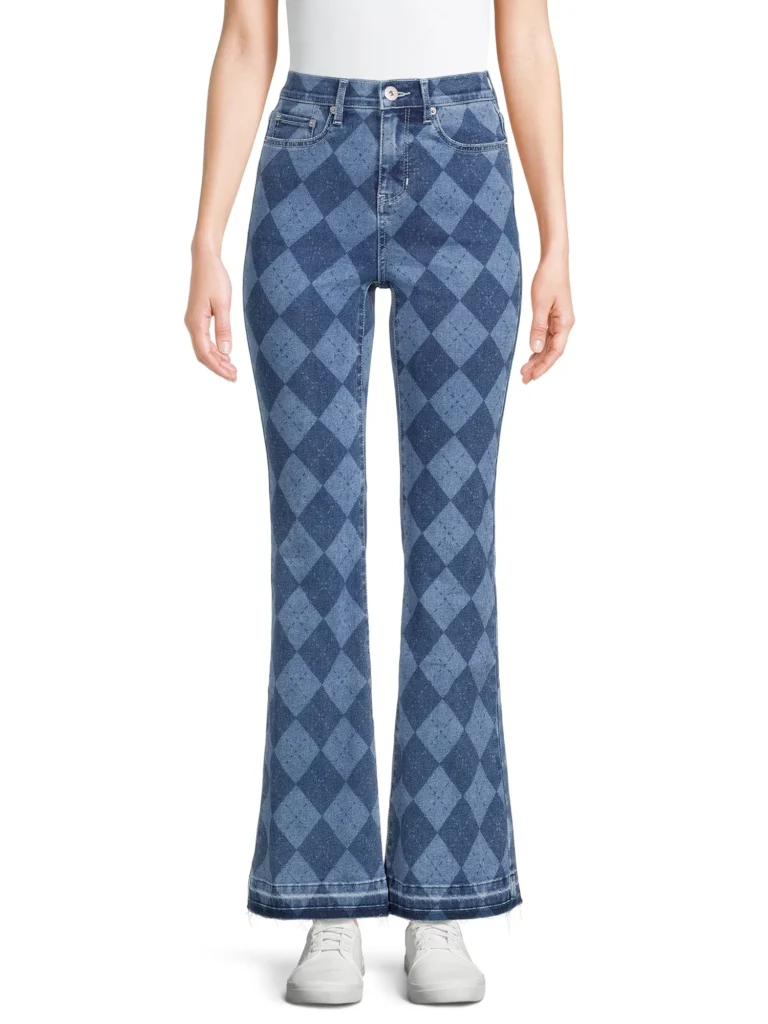 No Boundaries Low Rise Flare Jeans – Stylish 31″ Inseam Denim β close-up detail of design and finish
